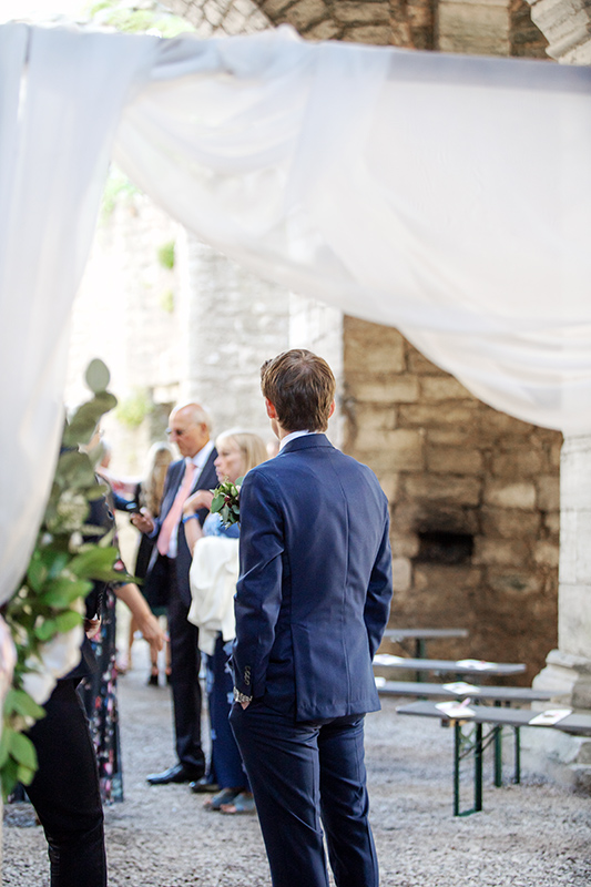 brudgum i väntan på sin brud