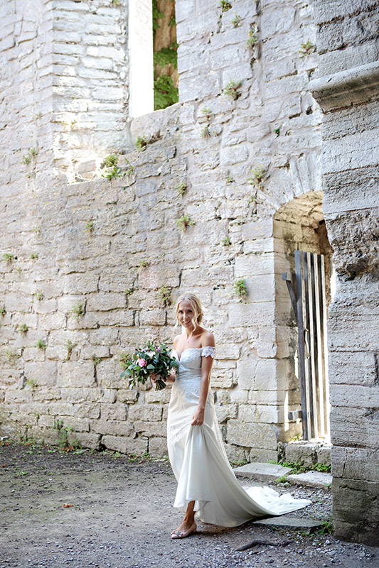 brud som kommer in i helge ands ruin