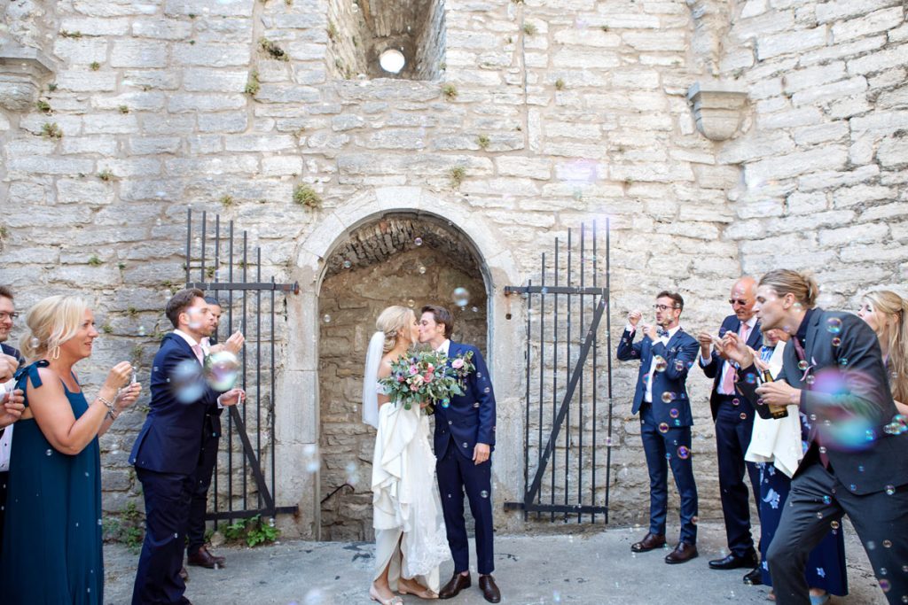 brudpar i helge ands ruin bröllop gotland