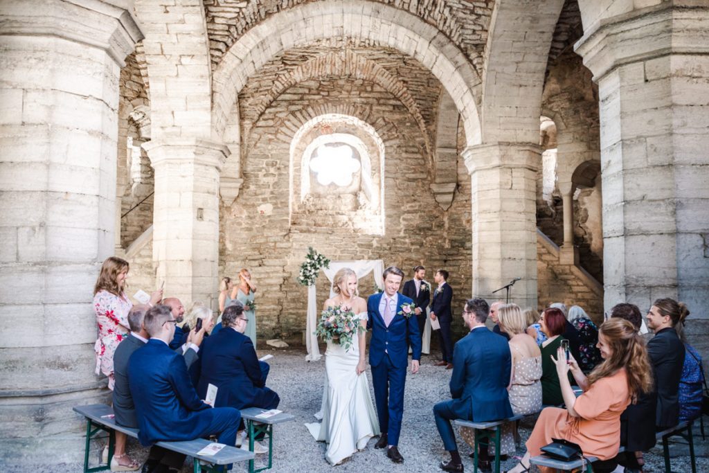 brudpar i helge ands ruin visby